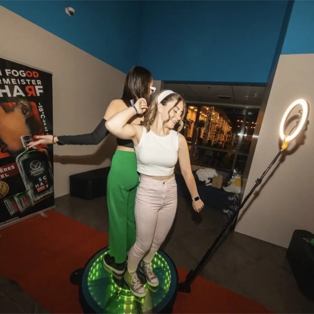 Vendégek táncolnak a 360°-os szelfigép platformján egy céges bulin