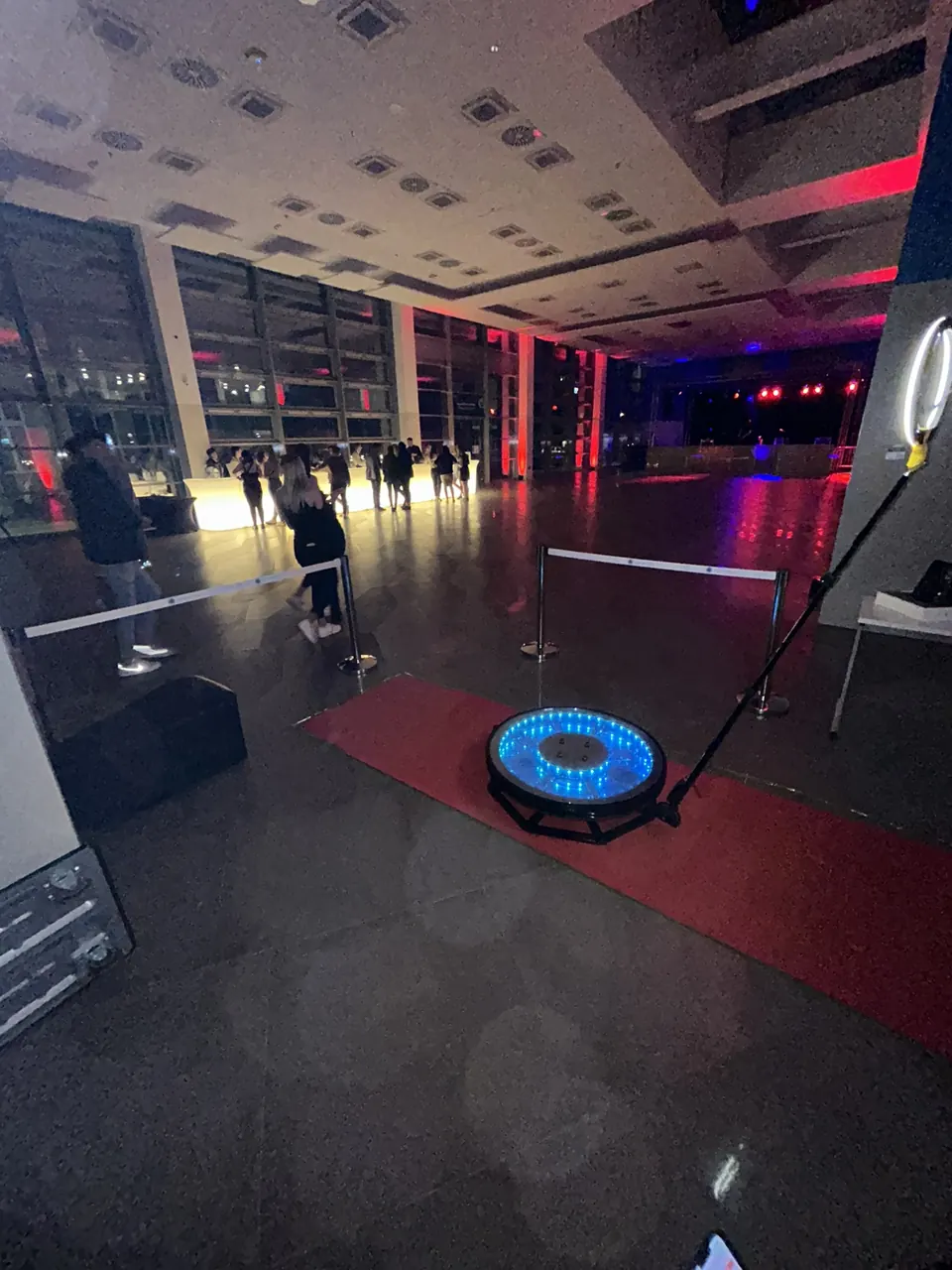 360°-os szelfigép felállítva egy rendezvényteremben, vörös szőnyeggel