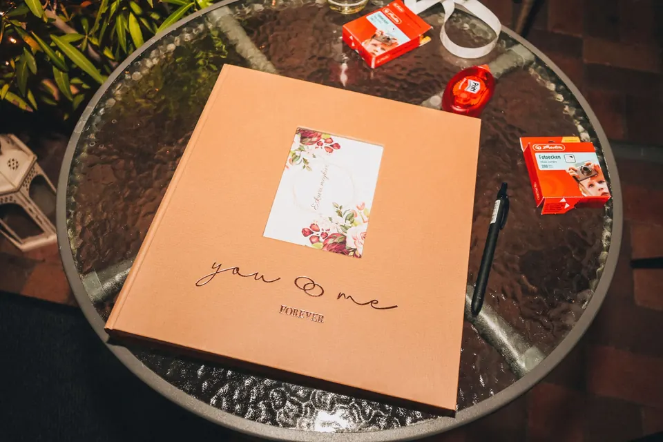 „you & me” feliratú fotóalbum egy asztalon