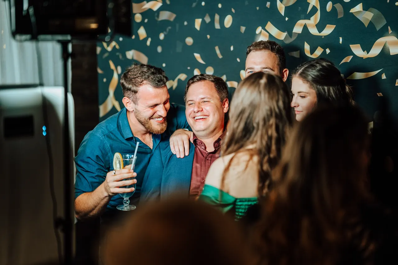 Nevető vendégek pezsgővel egy rendezvényen