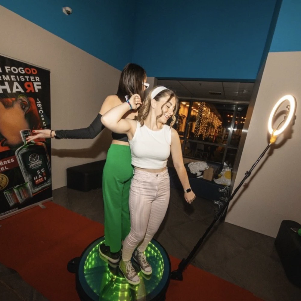 Vendégek táncolnak az EventSelfie világító 360 fokos videó platformján egy céges rendezvényen